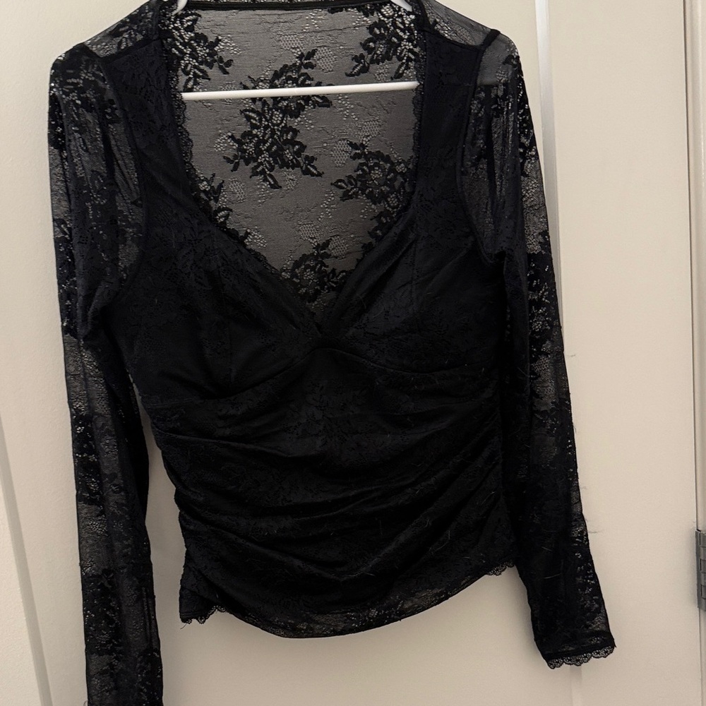 Abercrombie & Fitch BRA FREE COLLECTION . Elegant Black long sleeve Lace Top.